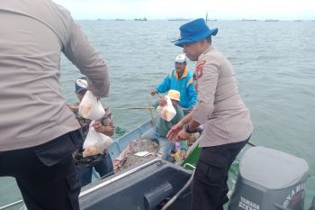 Polresta Barelang salurkan bansos sembako kepada nelayan