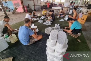 Warga binaan Lapas Padang produksi belasan ribu sendal hotel