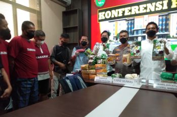 Polisi tangkap empat tersangka penyelundupan ribuan pil dan puluhan kilogram sabu asal Medan