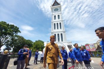 Waktu di Jam Gadang Bukittinggi disinkronkan dengan standar nasional