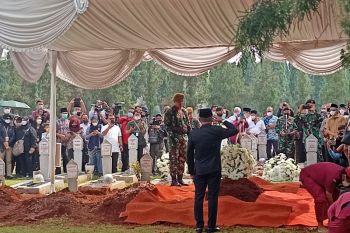 Azyumardi Azra buried at Kalibata Heroes Cemetery