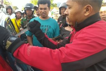 Detik-detik penyelamatan dua balita terkunci dalam mobil di Pagutan Timur Mataram