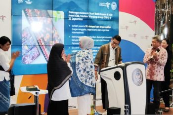 Kolaborasi APR, Maranatha dan Lasem Hasilkan Scarf Batik Sustainable untuk Working Group G20
