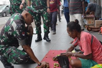 Mama-mama penjual pinang apresiasi aksi borong Danrem 172/PWY di Taman Imbi