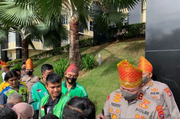 Polda Sumbar tebar 3.000 paket bantuan sosial bagi pengemudi angkutan umum