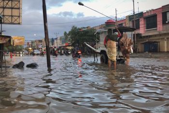 Hujan lebat, ruas jalan di Mataram tergenang air