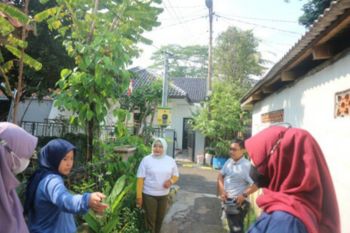 Tim PPKO Himagreto IPB bantu warga di Kota Bogor cegah genangan air