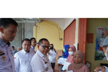 Pj Bupati Mesuji serahkan 18.286 BLT BBM dan bansos