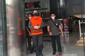 KPK menyerahkan berkas tersangka dugaan korupsi helikopter AW-101 ke kejaksaan