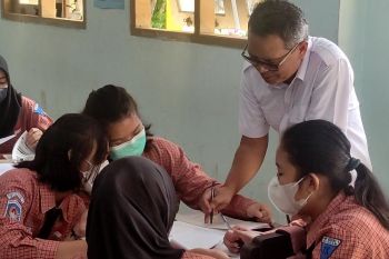 Disdik Mataram akan mengkaji usulan larangan bawa HP ke sekolah