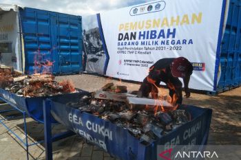 Bea Cukai Kendari memusnahkan rokok ilegal dan MMEA senilai Rp1,8 miliar