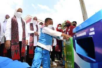 First Lady witnesses learning activities in kindergarten at Sragen