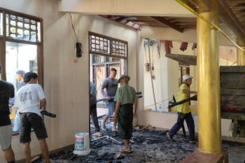 Warga bersihkan rumah Wakil Bupati Lombok Barat