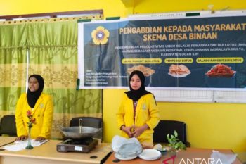 Dosen-mahasiswa Unsri edukasi masyarakat olah biji lotus menjadi tempe
