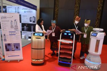 Robot antar makanan dan layanan hotel tampil di FHTB 2022