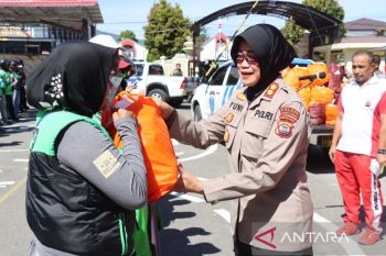 Polri Berbagi, Polres Bukittinggi bagikan ratusan Bansos