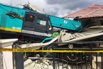 Mobil Crane di Labuan Bajo tabrak kendaraan karena rem blong