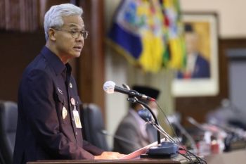 Central Java Governor prioritizes social aid in budget amendment draft