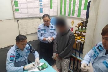 Petugas gagalkan penyelundupan paket di diduga ganja  ke Lapas Pagaralam