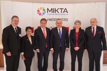Menlu RI Retno Marsudi bahas pupuk dan persiapan KTT G20 di pertemuan MIKTA