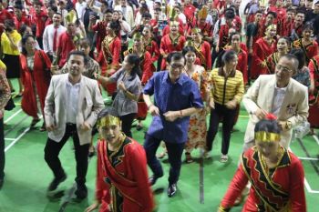 Yasonna menari Maena dalam penutupan pesta Budaya Nias