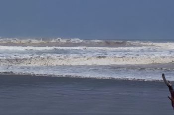 Waspada, gelombang sangat tinggi di laut selatan Jateng