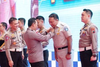 Kapolri berikan tanda kehormatan Bhayangkara Lalu Lintas Polri kepada Dirut Jasa Raharja Rivan A Purwantono