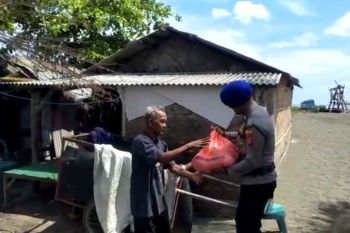 Polres Sumbawa membagikan sembako kepada warga pesisir pantai