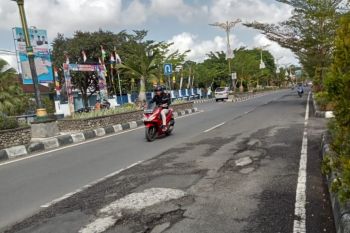 Jalan raya di Kota Praya berlubang ancam keselamatan pengendara
