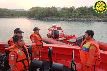 Basarnas Banten evakuasi 8 korban kebakaran kapal ikan di Perairan Anyer