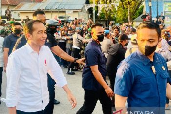 Presiden Joko Widodo jalan kaki ke hotel di Baubau untuk sapa masyarakat