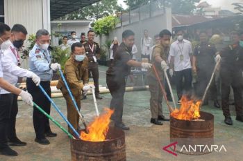 Kejari Bintan musnahkan barang bukti kejahatan 112 perkara