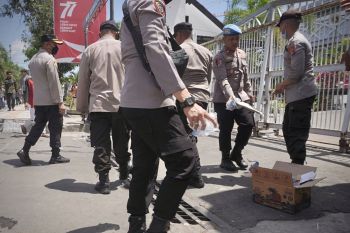 Demo usai, polisi bantu pungut sampah