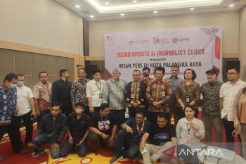 OJK dorong industri jasa keuangan di Kalteng tak menghindari wartawan