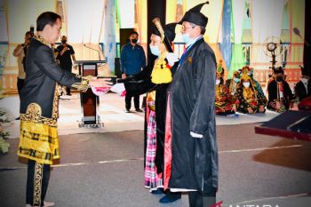 President Jokowi receives honorary title from Buton Sultanate