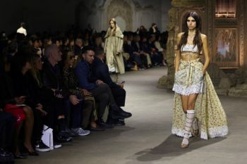 Dior membawa tema "baroque" di Paris