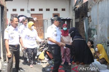 Wali Kota Makassar mengunjungi korban kebakaran untuk serahkan bantuan