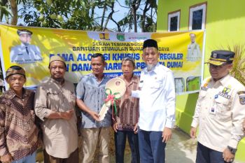 Serahkan kunci RLH, Walikota Dumai Paisal minta warga lebih fokus kerja dan ibadah