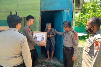Polda Sulbar salurkan bansos kepada nelayan di Pulau Karampuang Mamuju