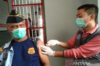 Di Kendari, vaksinasi penguat kedua tenaga kesehatan mencapai 37 persen