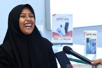 Presiden Jokowi berikan HP baru kepada Sabrila yang mengejarnya di Sultra