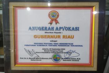 Gubernur Riau terima penghargaan APVOKASI