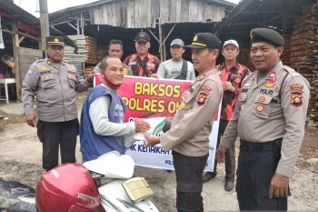 Polisi bagikan sembako ke buruh bangunan dan juru parkir di Kabupaten OKU