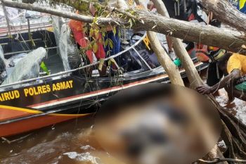 Tim SAR gabungan mencari korban perahu terbalik di perairan Asmat