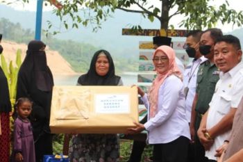 Lampung BKKBN, Kodim 0424/TGM conduct social service to cut stunting