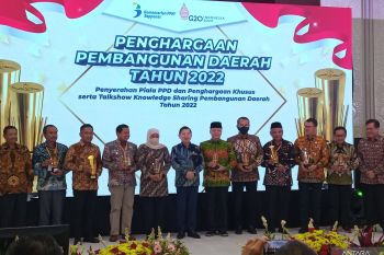 Bappenas memberikan penghargaan kepada pemerintah daerah berprestasi