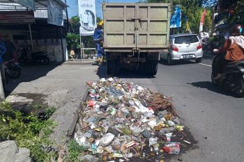 Pemkot Mataram bereskan saluran air untuk cegah genangan semasa hujan
