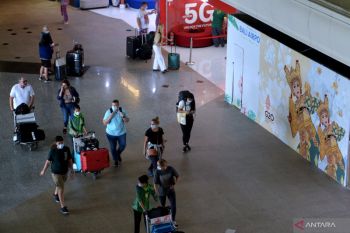 Indonesia can exit the pandemic if cases fall till Feb: minister