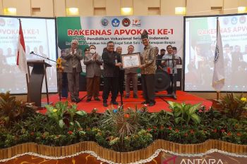 Dinilai peduli pendidikan vokasi, Gubernur Riau terima penghargaan