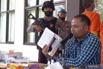 Geger! penjaga sekolah di Ampenan Mataram simpan sabu di buku perpustakaan